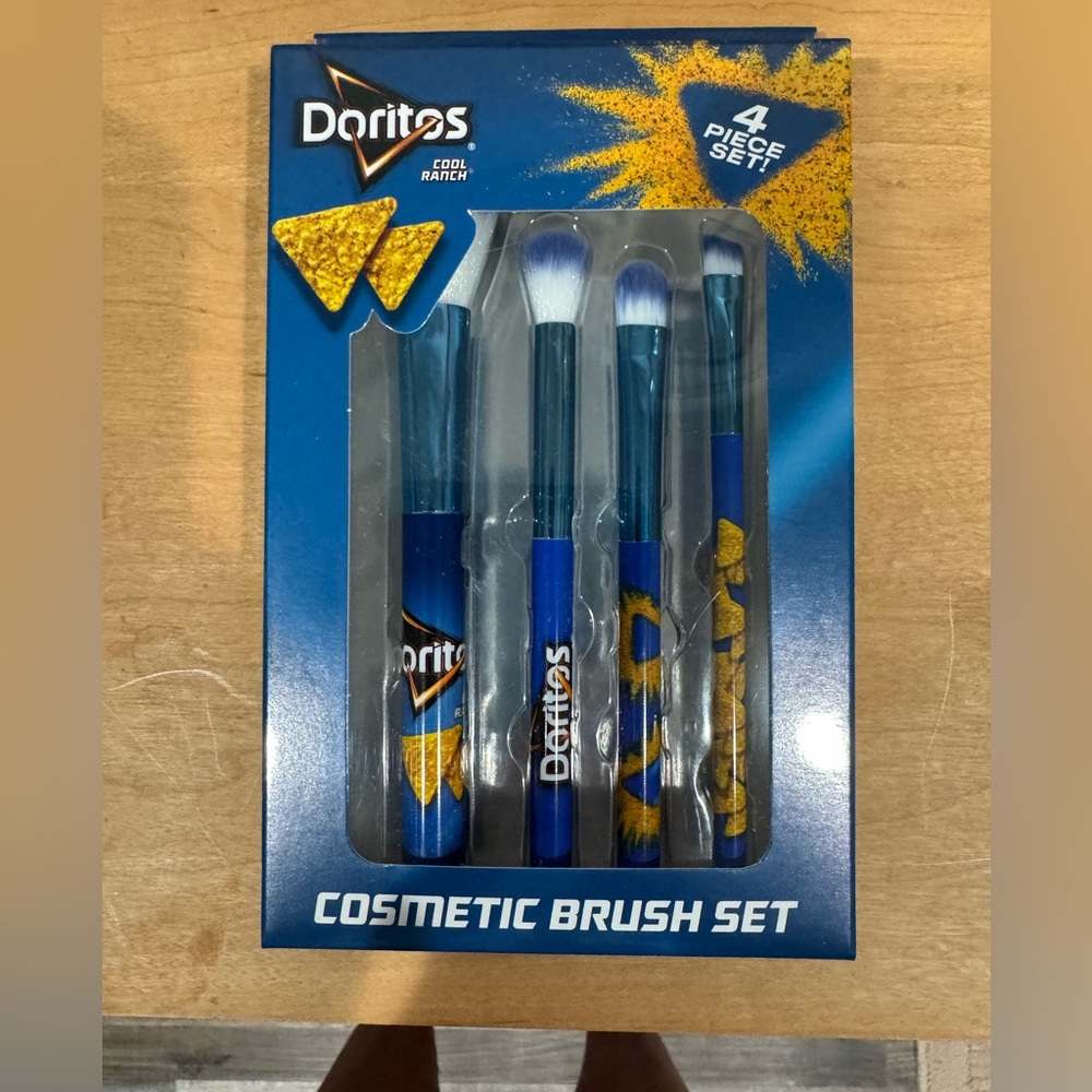 Cosmetic 4 Brush Set - Doritos NWT - Picture 4 of 7